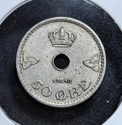 外国优质老铜币纪念币银币专场，周六晚上九点倒数截拍，满百包邮，节前出差在外，5月3日统一发货,可寄存半年，喜欢朋友微信扫描二维码可直接参拍 挪威哈康七世时期 1940 年 50 欧尔铜镍币，发行同年挪威遭德军占领，此币见证了挪威中立时代终结与二战爆发后的动荡局势。