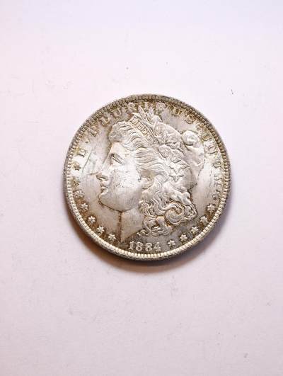 观钱 近现代机制币拍卖No.010（全场顺丰包邮，不区分偏远地区，本场5月5日开始发货）  美国  1884  摩根一元（新奥尔良厂）银币 未流通品相 转光丝绒 无严重流通磨损痕迹，摩根女神的发丝、花冠细节清晰，背面老鹰图案完整锐利，底板状态良好