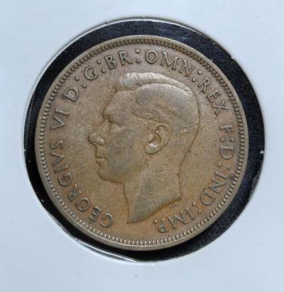 外国优质老铜币纪念币银币专场，周六晚上九点倒数截拍，满百包邮，节前出差在外，5月3日统一发货,可寄存半年，喜欢朋友微信扫描二维码可直接参拍 英国1938 年乔治六世版 1 便士铜币，正面为国王乔治六世侧面像，背面是不列颠女神坐像，发行于二战前夕，是大英帝国晚期的典型流通辅币。