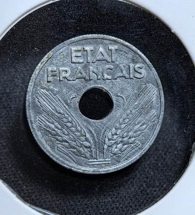 外国优质老铜币纪念币银币专场，周六晚上九点倒数截拍，满百包邮，节前出差在外，5月3日统一发货,可寄存半年，喜欢朋友微信扫描二维码可直接参拍 维希法国1943 年10 生丁。二战中法国被纳粹占领，维希政府为节省金属，改用锌铸造辅币，币面 “ETAT FRANÇAIS” 字样与麦穗图案，是傀儡政权时期的直接见证。