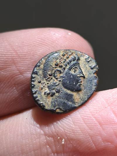 星盘世界钱币 5.2年度精品币大拍 一周年抽奖活动 古罗马帝国，君士坦斯一世，誓愿二十年，再愿30年铜币，干坑，人脸发丝堪称顶级的状态。