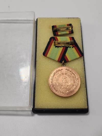 南水社第5次拍卖  东德国家人民军铜级忠诚服役奖章 原盒原品 章体完好 实拍如图