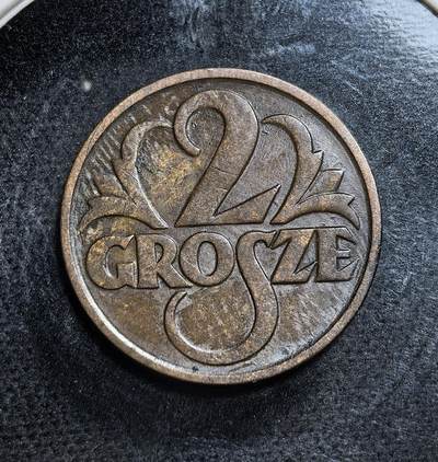 外国优质老铜币纪念币银币专场，周六晚上九点倒数截拍，满百包邮，节前出差在外，5月3日统一发货,可寄存半年，喜欢朋友微信扫描二维码可直接参拍 少见铜币波兰第二共和国1928 年2 格罗什铜币，币面为波兰国徽白鹰，发行于战后经济恢复期，是波兰独立初期货币改革的重要实物见证。