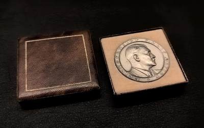 凡希社世界钱币微拍第三百二十三期 - 荐！1933德国元首像政治大事记纪念银章，Choice UNC，原厂丝绒盒罕见。C-47，边铭PREUSS…FEINSILBER，鹰徽与月桂枝，内环印有四个日期分别是：1/30当选总理、3/5国会选举胜利、3/21国会开幕、11/12全民公投。这枚章是纳粹早期通过“一个民族、一个帝国、一个领袖”的口号，将希特勒塑造为德国唯一的救世主，是研究纳粹崛起的一手物证。Matte finish，品相一流。