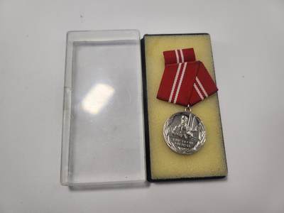 南水社第5次拍卖  民主德国工人阶级战斗队10年银级服役奖章。