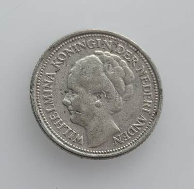 外国优质老铜币纪念币银币专场，周六晚上九点倒数截拍，满百包邮，节前出差在外，5月3日统一发货,可寄存半年，喜欢朋友微信扫描二维码可直接参拍 荷兰威廉明娜女王1928年10分银币，是一战后荷兰经济稳定时期的流通货币，见证了女王在位期间的荷兰历史。