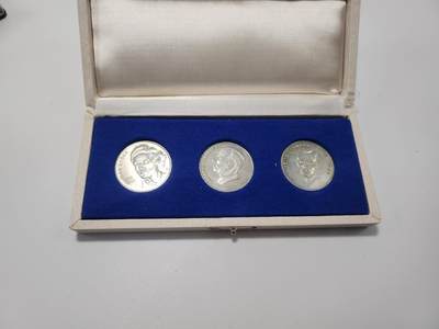 南水社第5次拍卖  东德史塔西（MfS）反法西斯抵抗者纪念章套装 一套三枚原盒原品 1. 弗里茨·施伦克 ​ 2. 阿尔维德·哈纳克博士 ​ 3. 伊尔泽·施托贝章体完好 实拍如图