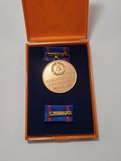 南水社第5次拍卖  东德（DDR）海运经济功绩奖章：东德国营企业“普拉韦马生产 原盒原品 带略章 章体完好 实拍如图