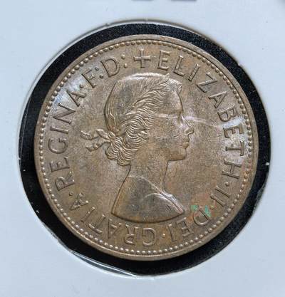 外国优质老铜币纪念币银币专场，周六晚上九点倒数截拍，满百包邮，节前出差在外，5月3日统一发货,可寄存半年，喜欢朋友微信扫描二维码可直接参拍 带点光英国1965年伊丽莎白二世 1 便士铜币，也是旧英镑币制下的末代便士之一。币面为女王年轻肖像，背面是不列颠女神坐像，发行仅 3 年后，英国就推行了十进制货币改革，因此它是旧币制的重要见证。