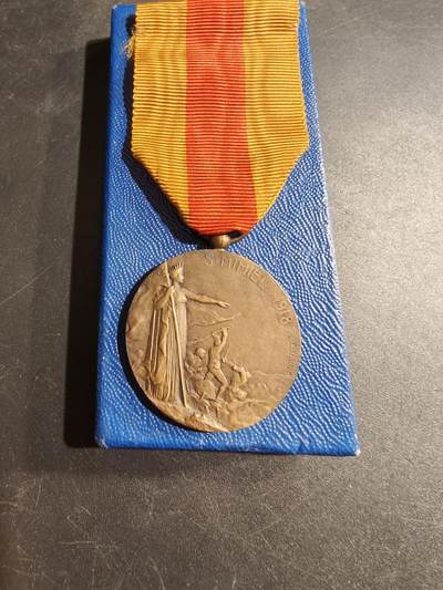 老王徽章第194期 - 法国（美国）1917圣米耶尔战役奖章    带纸盒    少见品种    授予参加一战1917圣米耶尔战役的美法联军      该战也是一战后期美军首次独立指挥的大规模战役（1918年9月12-15日），美军与法军协同作战，成功拔除了德军在法国的突出部，俘虏德军1.3万余人，是一战西线战场的关键转折点之一