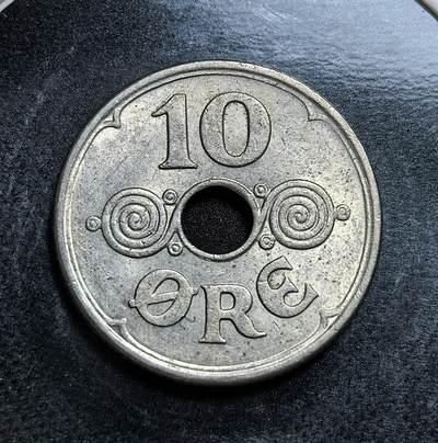 外国优质老铜币纪念币银币专场，周六晚上九点倒数截拍，满百包邮，节前出差在外，5月3日统一发货,可寄存半年，喜欢朋友微信扫描二维码可直接参拍 丹麦1940年10欧尔。正面为克里斯蒂安十世花押字（CXF），发行于德国占领丹麦初期，是战时丹麦货币体系与中立政策被打破的历史见证。