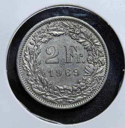 外国优质老铜币纪念币银币专场，周六晚上九点倒数截拍，满百包邮，节前出差在外，5月3日统一发货,可寄存半年，喜欢朋友微信扫描二维码可直接参拍 瑞士1969年2法郎，正面是象征瑞士的女神海尔维蒂亚，背面是面值与花环装饰，是瑞士中立政策下经济繁荣时期的货币见证。