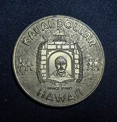 外国优质老铜币纪念币银币专场，周六晚上九点倒数截拍，满百包邮，节前出差在外，5月3日统一发货,可寄存半年，喜欢朋友微信扫描二维码可直接参拍 美国夏威夷考艾岛旅游纪念币直径39mm，重20.8g。正面以 “睡巨人” 等景点展现 “花园岛” 风光，背面为库希奥王子像，是当地商会推广旅游的纪念物。