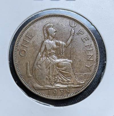 外国优质老铜币纪念币银币专场，周六晚上九点倒数截拍，满百包邮，节前出差在外，5月3日统一发货,可寄存半年，喜欢朋友微信扫描二维码可直接参拍 英国1938 年乔治六世版 1 便士铜币，正面为国王乔治六世侧面像，背面是不列颠女神坐像，发行于二战前夕，是大英帝国晚期的典型流通辅币。