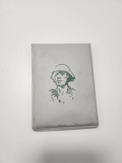 南水社第5次拍卖  东德国家人民军 柏林城防司令部金级纪念章原套原品 章体完好 有皮夹 皮夹内有破碎