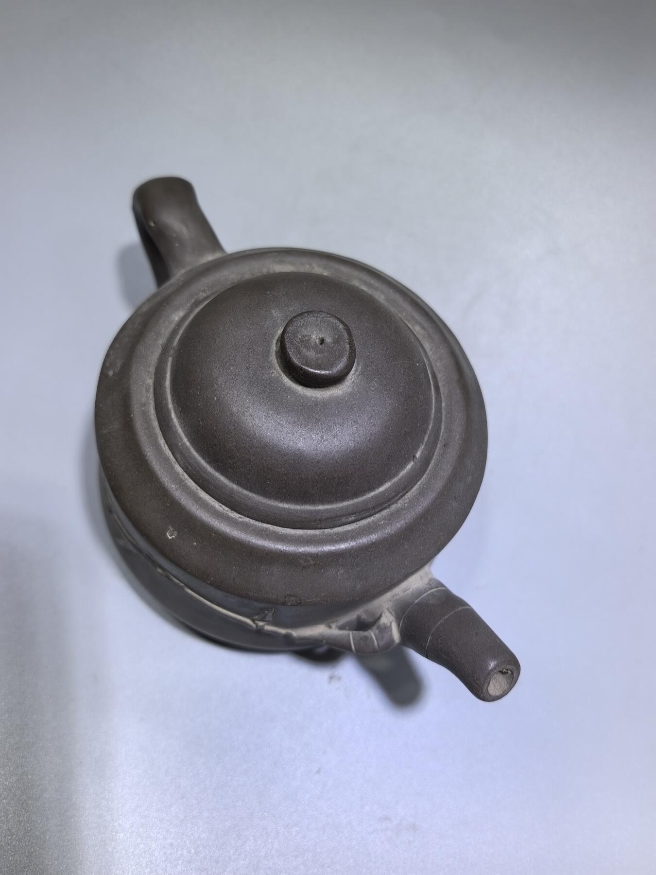 旧藏老紫泥竹节紫砂壶，器型规整，竹韵清雅，泥料温润，藏岁月风骨，品茶香雅韵。