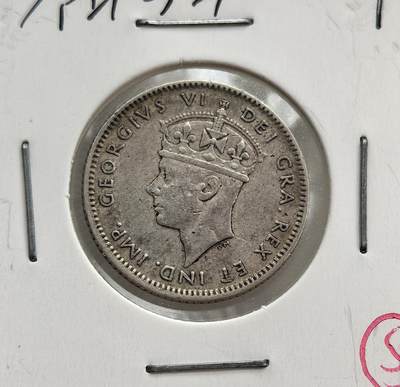 外国优质老铜币纪念币银币专场，周六晚上九点倒数截拍，满百包邮，节前出差在外，5月3日统一发货,可寄存半年，喜欢朋友微信扫描二维码可直接参拍 纽芬兰自治领1943年乔治六世 10 分银币，是二战期间的英属殖民地货币，见证了纽芬兰加入加拿大联邦前的最后一段自治领历史。