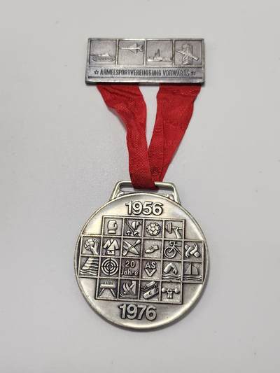 南水社第5次拍卖  东德（DDR）军队体育协会“前进”（ASV Vorwärts）成立20周年（1956-1976）纪念章 带绶带 章体完好 实拍如图