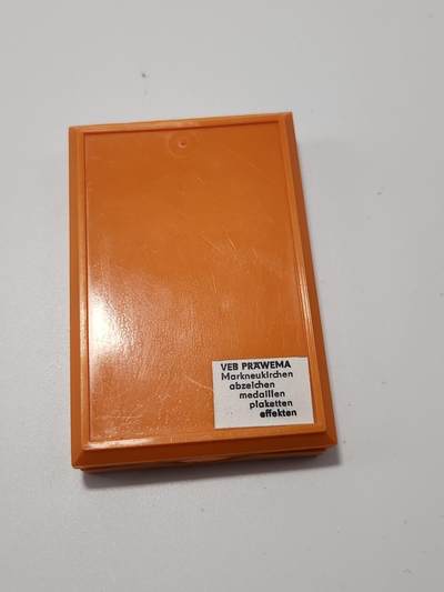 南水社第5次拍卖  东德（DDR）海运经济功绩奖章：东德国营企业“普拉韦马生产 原盒原品 带略章 章体完好 实拍如图