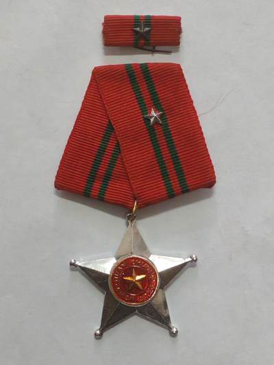 韵星假日军品类拍卖第56期  -- Rimey Holidays Militaria Auction 56 - 越南社会主义共和国三级战功勋章带原略 硬挂版