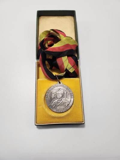 南水社第5次拍卖  东德（DDR）边防部队“前进”体育协会纪念章 原盒原品 带绶带 章体完好 实拍如图