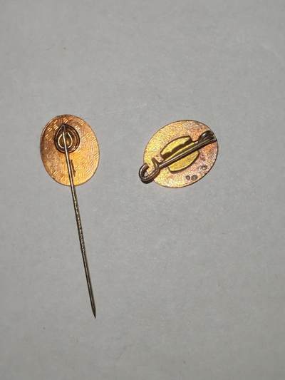 韵星假日军品类拍卖第56期  -- Rimey Holidays Militaria Auction 56 民主德国统一社会党党徽一组 插针别针 执政党派 铜热珐琅