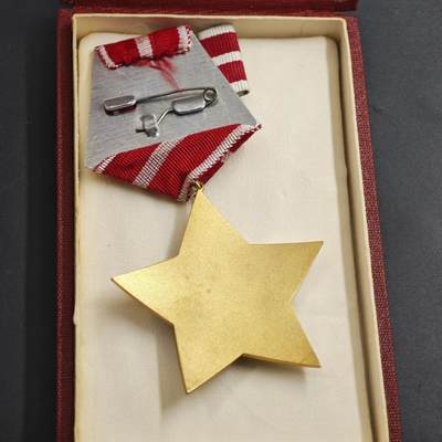 4月26日结束，成斌徽章钱币精品场 原盒保加利亚2级奖章 略章齐全