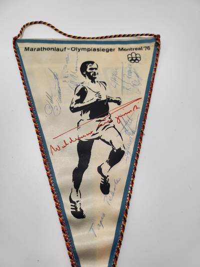 南水社第5次拍卖  1977年卡尔-马克思城国际马拉松赛马拉松冠军瓦尔德马尔·西尔平斯基官方纪念锦旗，带两届奥运冠军本人及传奇游泳名将罗兰·马特斯、功勋教练塔德乌什·佩卡拉亲笔签名，为1977年卡尔-马克思城国际马拉松赛官方纪念品