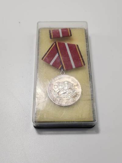 南水社第5次拍卖  东德国家人民军 银级功绩奖章 原盒原品 章体完好 实拍如图