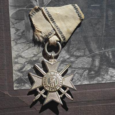 4月26日结束，成斌徽章钱币精品场 保加利亚大军官家族套装 附照片 奖章（均为很少的品种）