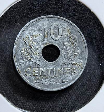 外国优质老铜币纪念币银币专场，周六晚上九点倒数截拍，满百包邮，节前出差在外，5月3日统一发货,可寄存半年，喜欢朋友微信扫描二维码可直接参拍 维希法国1943 年10 生丁。二战中法国被纳粹占领，维希政府为节省金属，改用锌铸造辅币，币面 “ETAT FRANÇAIS” 字样与麦穗图案，是傀儡政权时期的直接见证。