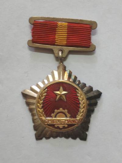 韵星假日军品类拍卖第56期  -- Rimey Holidays Militaria Auction 56 越南民主共和国法越战争独立战争时期一级战胜奖章 白铜好品 极早期产品 为数不多有珐琅的越南章