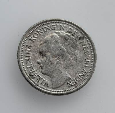 外国优质老铜币纪念币银币专场，周六晚上九点倒数截拍，满百包邮，节前出差在外，5月3日统一发货,可寄存半年，喜欢朋友微信扫描二维码可直接参拍 荷兰威廉明娜女王1936年10分银币，是二战前夕荷兰经济稳定时期的流通货币，见证了当时荷属殖民地的经济体系。