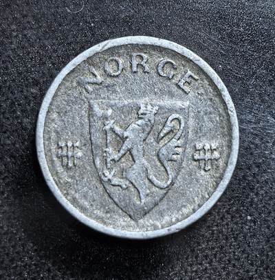 外国优质老铜币纪念币银币专场，周六晚上九点倒数截拍，满百包邮，节前出差在外，5月3日统一发货,可寄存半年，喜欢朋友微信扫描二维码可直接参拍 大特年挪威二战德占时期 1945/6年10 欧尔锌币，以雄狮纹章象征国家，材质为战时应急锌材，见证挪威被占与战后恢复的关键阶段。有点骑字币的感觉