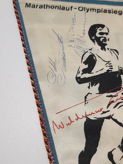 南水社第5次拍卖  1977年卡尔-马克思城国际马拉松赛马拉松冠军瓦尔德马尔·西尔平斯基官方纪念锦旗，带两届奥运冠军本人及传奇游泳名将罗兰·马特斯、功勋教练塔德乌什·佩卡拉亲笔签名，为1977年卡尔-马克思城国际马拉松赛官方纪念品