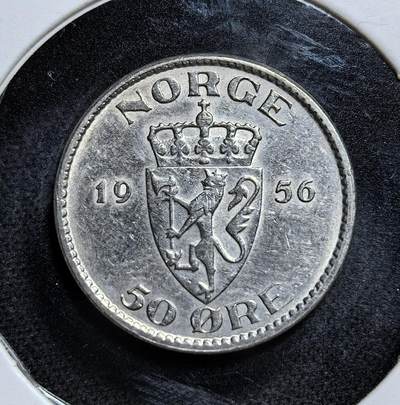 外国优质老铜币纪念币银币专场，周六晚上九点倒数截拍，满百包邮，节前出差在外，5月3日统一发货,可寄存半年，喜欢朋友微信扫描二维码可直接参拍 挪威哈康七世1956年50欧尔，币面为挪威国徽与国王花押字，发行于战后重建阶段，是挪威摆脱德国占领、恢复主权后经济复苏的见证。