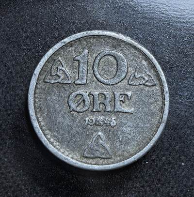 外国优质老铜币纪念币银币专场，周六晚上九点倒数截拍，满百包邮，节前出差在外，5月3日统一发货,可寄存半年，喜欢朋友微信扫描二维码可直接参拍 大特年挪威二战德占时期 1945/6年10 欧尔锌币，以雄狮纹章象征国家，材质为战时应急锌材，见证挪威被占与战后恢复的关键阶段。有点骑字币的感觉
