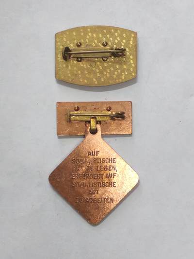 韵星假日军品类拍卖第56期  -- Rimey Holidays Militaria Auction 56 民主德国个人劳动荣誉奖章带dfd民主德国妇女协会证章