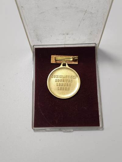南水社第5次拍卖  东德FDJ自由德国青年联盟 青年积极分子奖章 原盒原品 章体完好 实拍如图