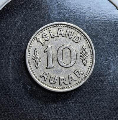 外国优质老铜币纪念币银币专场，周六晚上九点倒数截拍，满百包邮，节前出差在外，5月3日统一发货,可寄存半年，喜欢朋友微信扫描二维码可直接参拍 冰岛1940年10奥拉，属丹麦 - 冰岛联合统治末期。币面纹章与克里斯蒂安十世花押字，见证冰岛在二战德军占领丹麦后，逐步走向独立的历史转折。
