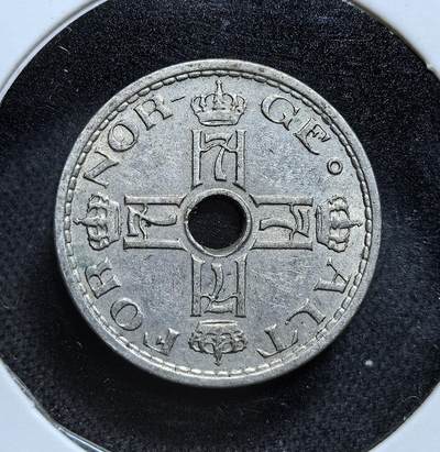 外国优质老铜币纪念币银币专场，周六晚上九点倒数截拍，满百包邮，节前出差在外，5月3日统一发货,可寄存半年，喜欢朋友微信扫描二维码可直接参拍 挪威哈康七世时期 1940 年 50 欧尔铜镍币，发行同年挪威遭德军占领，此币见证了挪威中立时代终结与二战爆发后的动荡局势。