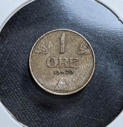 外国优质老铜币纪念币银币专场，周六晚上九点倒数截拍，满百包邮，节前出差在外，5月3日统一发货,可寄存半年，喜欢朋友微信扫描二维码可直接参拍 挪威哈康七世1929 年1 欧尔铜币，以三叶饰与王徽为特征，属独立后稳定发展阶段的流通辅币，见证挪威君主制确立初期的经济体系。