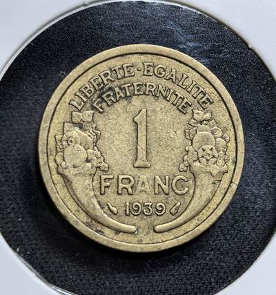 外国优质老铜币纪念币银币专场，周六晚上九点倒数截拍，满百包邮，节前出差在外，5月3日统一发货,可寄存半年，喜欢朋友微信扫描二维码可直接参拍 法国第三共和国1939年1法郎铜币，由雕刻师莫隆（Morlon）设计。币面 “自由女神像” 与 “自由、平等、博爱” 格言，是法国共和政体的经典象征，也是二战爆发前法国的流通货币。