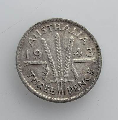 外国优质老铜币纪念币银币专场，周六晚上九点倒数截拍，满百包邮，节前出差在外，5月3日统一发货,可寄存半年，喜欢朋友微信扫描二维码可直接参拍 高银版澳大利亚1943 年乔治六世 3 便士银币，正面为英王头像，背面以麦穗象征农业，是澳英联邦时期的流通货币，见证了战后澳大利亚的经济复苏