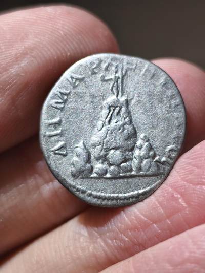 星盘世界钱币 5.2年度精品币大拍 一周年抽奖活动 罗马帝国 公元98-117年 图拉真 卡帕多西亚行省 一德拉克马银币 少见好品，带银光，磨损很少  正面为图拉真头戴桂冠面右侧像