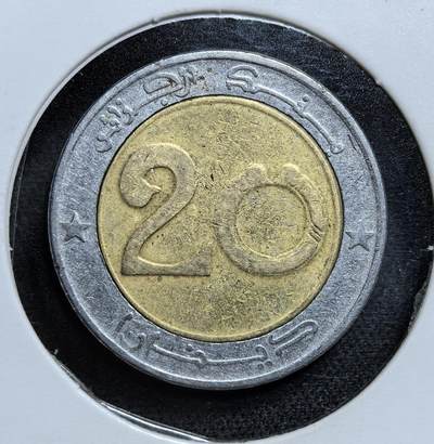 外国优质老铜币纪念币银币专场，周六晚上九点倒数截拍，满百包邮，节前出差在外，5月3日统一发货,可寄存半年，喜欢朋友微信扫描二维码可直接参拍 阿尔及利亚雄狮力量20 第纳尔双金属币。币面雄狮头像象征力量，外圈阿拉伯文为面值，是阿尔及利亚独立后现代货币体系的代表。