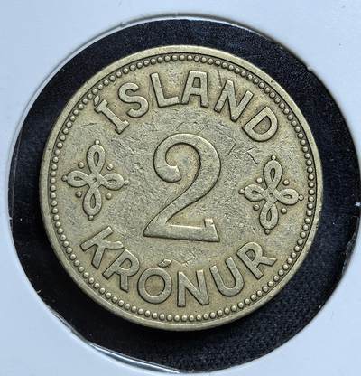 外国优质老铜币纪念币银币专场，周六晚上九点倒数截拍，满百包邮，节前出差在外，5月3日统一发货,可寄存半年，喜欢朋友微信扫描二维码可直接参拍 冰岛1940年2克朗，当时冰岛仍处于丹麦国王克里斯蒂安十世的联合统治下，币面以冰岛纹章与国王缩写 “CX R” 为标志，见证了二战期间冰岛逐步走向独立的历史进程。
