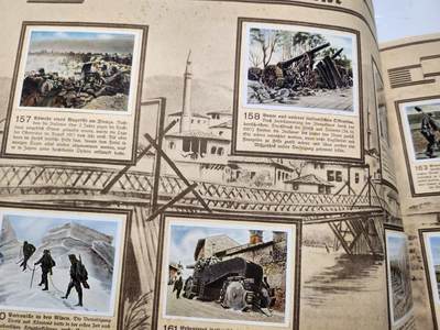 南水社第5次拍卖  魏玛德国时期 稀少第一次世界大战专题香烟卡收藏册《Der Weltkrieg》（《世界大战》） 全册完整无缺保持完好 德累斯顿“Cigaretten-Bilderdienst Dresden”官方发行 全套彩色烟卡 含战场场景、武器装备、各国军队、政治人物及战争地图 附完整文字说明 