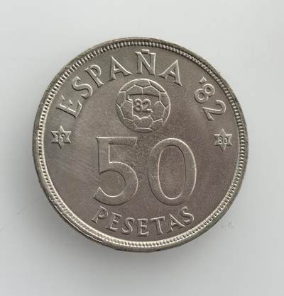 外国优质老铜币纪念币银币专场，周六晚上九点倒数截拍，满百包邮，节前出差在外，5月3日统一发货,可寄存半年，喜欢朋友微信扫描二维码可直接参拍 欧洲老藏家币藏-西班牙胡安・卡洛斯一世1980年世界杯50比塞塔纪念币，为 1982 年世界杯主题纪念版，是西班牙民主化后迎接重大国际赛事的见证。