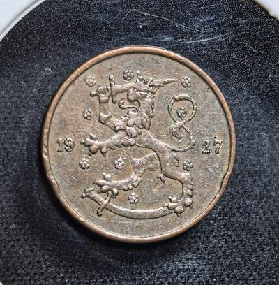 外国优质老铜币纪念币银币专场，周六晚上九点倒数截拍，满百包邮，节前出差在外，5月3日统一发货,可寄存半年，喜欢朋友微信扫描二维码可直接参拍 芬兰1927年5 盆尼，币面的持剑立狮是芬兰国徽，发行于独立初期，是芬兰在脱离俄国统治后，建立本国货币体系的重要见证。